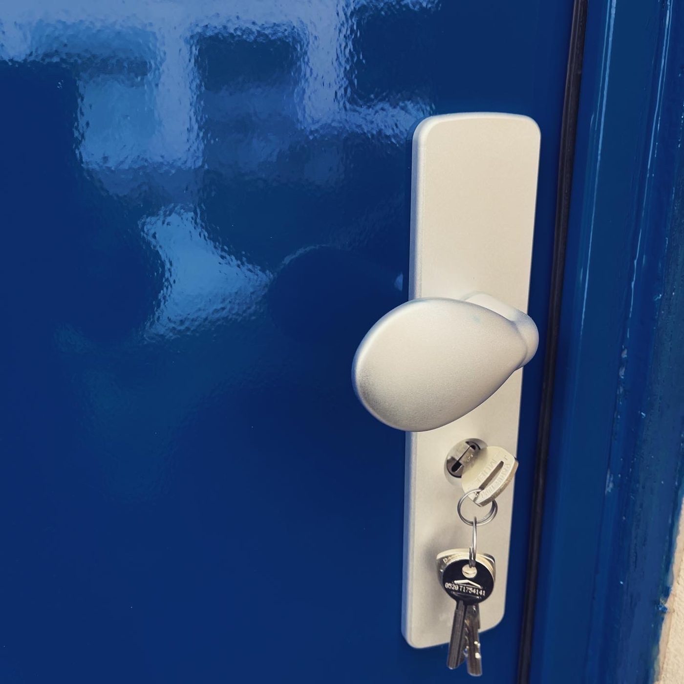 Porte blindée bleue installée à Paris