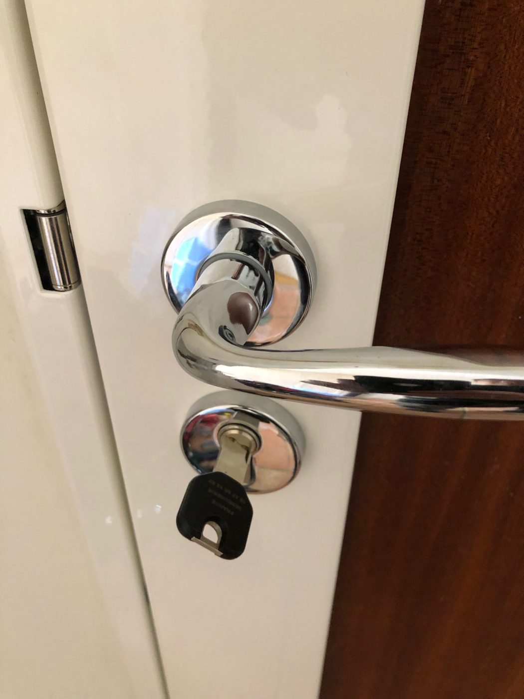 Serrure chromée installée par un artisan Serrurier Paris
